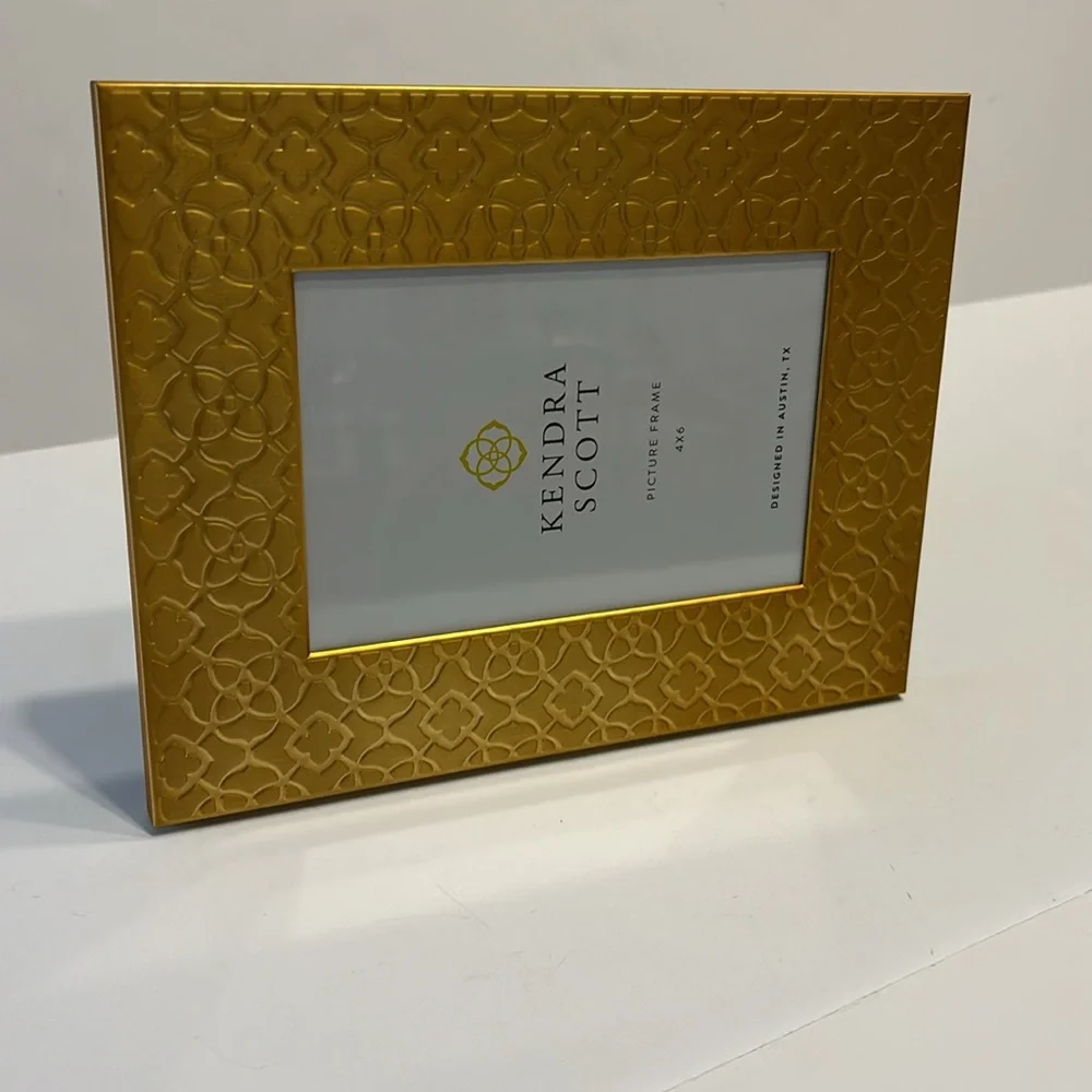 Kendra Scott 4” x 6” Gold Stamped Metal Filigree Picture Frame Velvet Easel